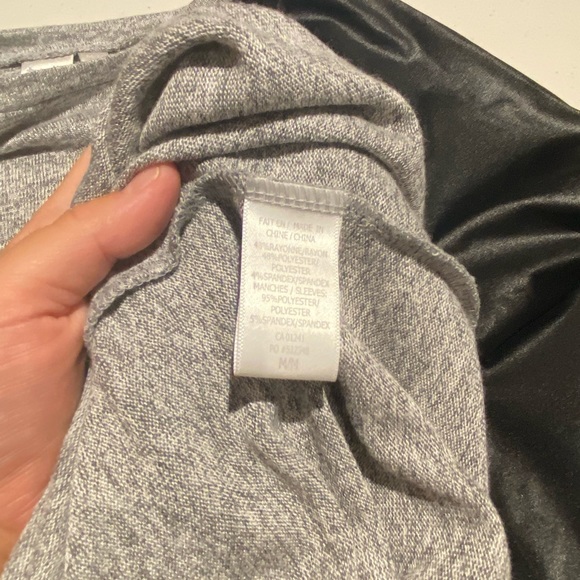 Grey knit dress with black 3-quarter sleeves - Picture 3 of 3